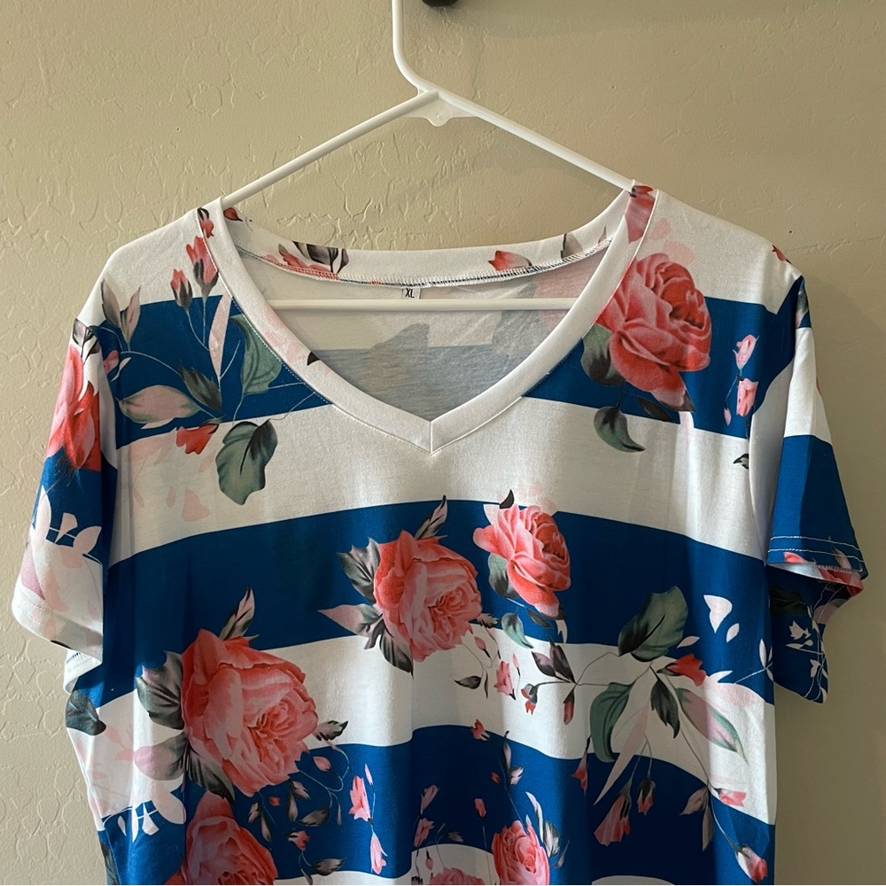 Floral VNeck TShirt Size XL